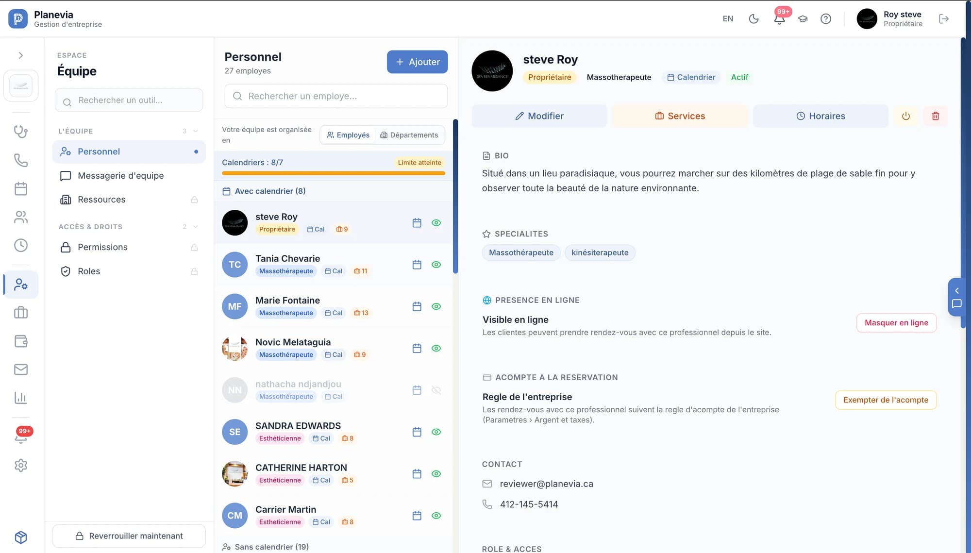La liste du personnel dans Planevia, avec la fiche d’un praticien : spécialités, présence en ligne, horaires